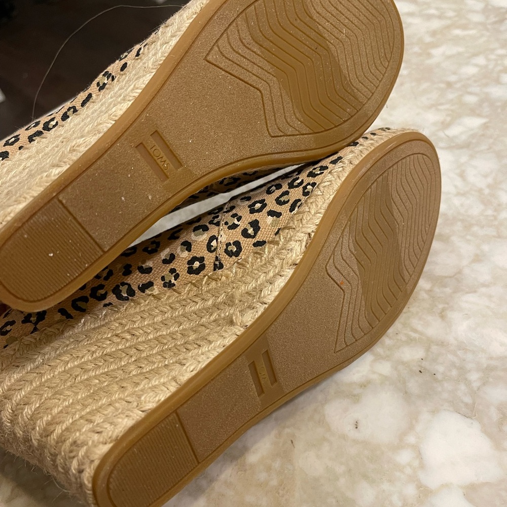 Tom’s never worn - Picture 3 of 4